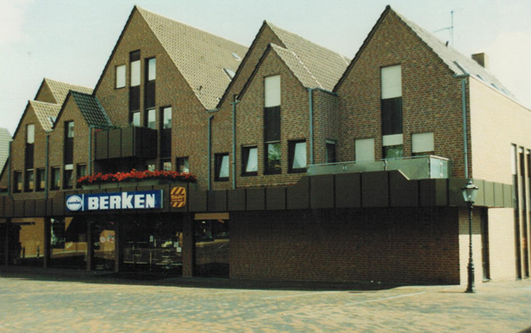 Im Jahre 1983 öffnet ein kleines Kauf- und Warenhaus in Nottuln mit 680m² Verkaufsfläche. 